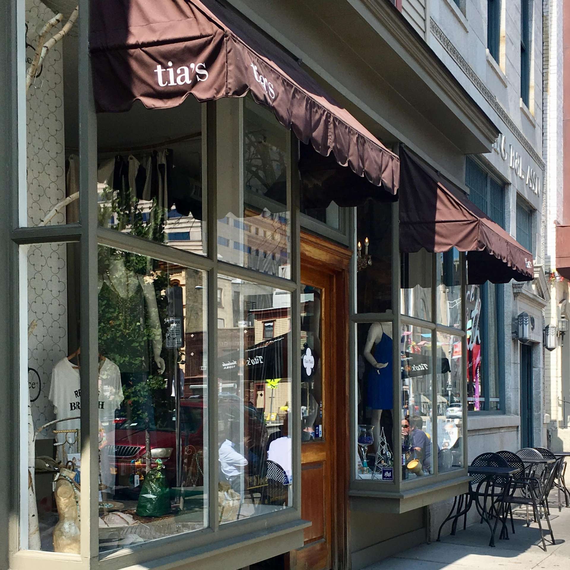 tias-jersey-city-boutique-outside-storefront-shopping-local