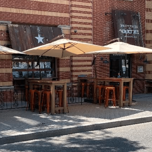 house of que outdoor seating