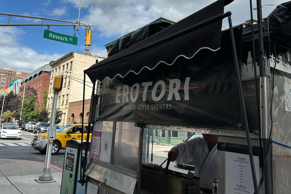 新泽西州的第一辆烤鸡串推车在霍博肯的纽瓦克街上