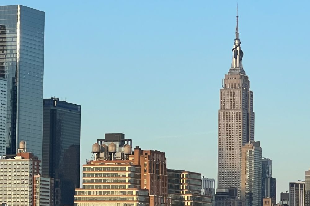 What's on Top of the Empire State Building Right Now? - Hoboken Girl